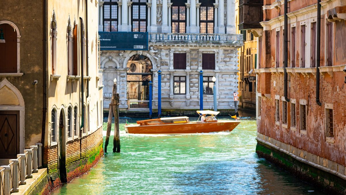 Benátská radnice hledá „idiota“, který skočil z třípatrové budovy do kanálu